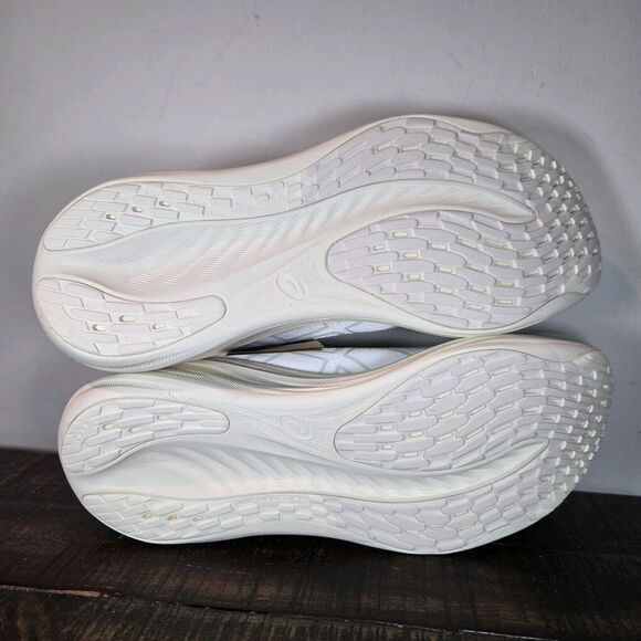 NEW Asics Gel Nimbus 26 Mens Size 11 Running Shoes White Cream 1011B794 - Picture 9 of 12